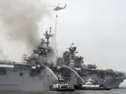 В США загоревшийся военный корабль дал осадку