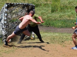 Криворожские танкисты сразились на поле в мини-футболе на звание лучшей футбольной команды воинской части