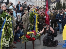 На Майдане Незалежности попрощались с погибшим на Донбассе атошником. Фото