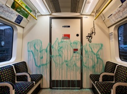 Крысы и медицинские маски: Бэнкси разрисовал вагон метро в Лондоне