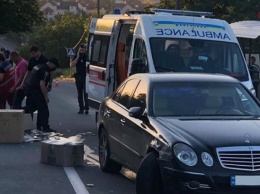 В Мариуполе водитель отвлекся на телефон и сбил двух девушек-полицейских