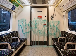 Бэнкси расписал вагоны лондонского метро граффити на тему коронавируса