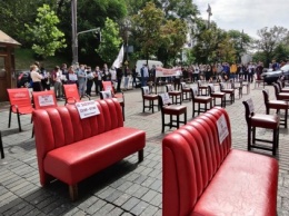 Владельцы баров и ресторанов со стульями и диванами пикетируют Кабмин (ВИДЕО)