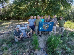 Морпехи в Одесской области устроили экоакцию и убрали мусор на берегу озера