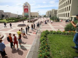 Полиция Беларуси задерживает людей, которые жалуются в ЦИК, закрыли метро