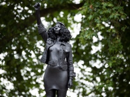 В Британии установили скульптуру участника антирасистского движения