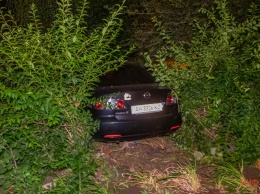 Погоня и ДТП на Менахем-Мендл Шнеерсона: Mazda въехала в кусты и пробила колесо
