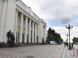 Возле Рады собирается митинг в поддержку украинского языка