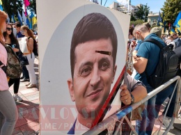 На митинге партии Порошенко вывесили плакат Зеленского с настоящей пулей в голове. Фото