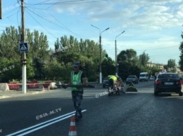 В Мелитополе на отремонтированном проспекте уже наносят разметку (фото, видео)