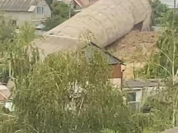 В Ужгороде подорвали 59-метровую трубу старой котельной. Она рухнула между домов. Фото и видео