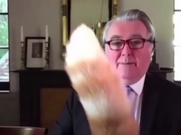 «Рокко, опусти хвост!» Кот вмешался в прямой эфир с британским политиком