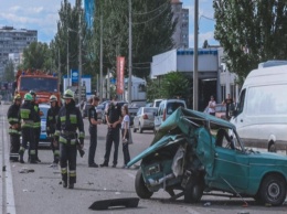 ДТП в Днепре: на Маршала Малиновского BMW врезался в "ВАЗ", пострадали мужчина и ребенок