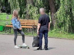 В парке Тернополя задержали извращенца, снимавшего перед девушками нижнее белье (фото)