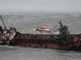 В Одессе с затонувшего танкера Delfi продолжает вытекать топливо (ФОТО)