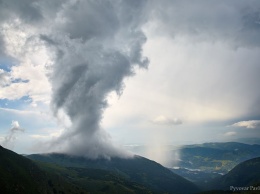 "Будто конец света", - в Карпатах запечатлели фото и видео мощнейшего торнадо