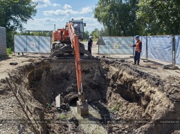 На Салтовке ремонтируют метровый канализационный коллектор
