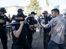 Участники митинга в поддержку украинского языка устроили под ВР перформанс "Не подливайте масла в огонь" (фоторепортаж)
