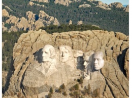 Рэпер Канье Уэст дорисовал себя рядом со скульптурами президентов США на горе Рашмор. Фото