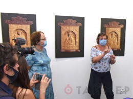 Мастер из Луганска представил в одесском музее фото своих икон из дерева