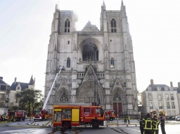 Названа вероятная причина пожара в католическом соборе в Нанте (видео)