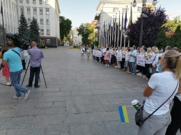 Против новых правил: под Офисом президента прошел митинг риэлторов (фото)