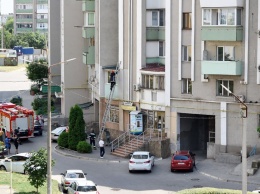 В городе под Одессой с помощью пожарной лестницы спасали упавшего на балкон кота