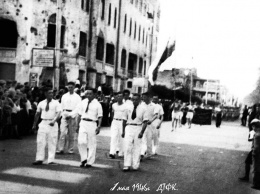 Уникальное фото первомайской демонстрации в Днепре 1946 года появилось в Соцсети
