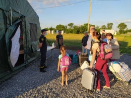 В палатках спасателей на КПВВ продолжают жить люди