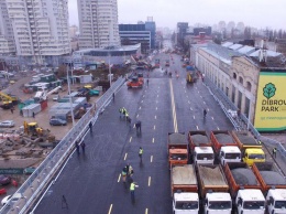 В Киеве автомобили "трамбовали" Шулявский мост (видео)