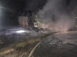 В Харькове неизвестные подожгли легковой автомобиль, припаркованный во дворе дома, - ФОТО