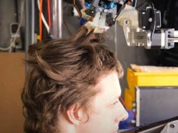 Инженер из США создал уникального робота-парикмахера