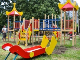 В городе ремонтируют детские площадки