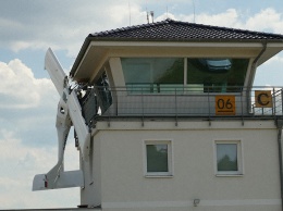 В Германии самолет врезался в башню аэропорта