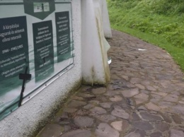 В Сваляве повредили мемориал на месте советского концлагеря для венгров