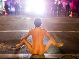 В США на протест вышла "голая Афина"
