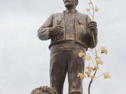 С ведром на голове и виноградной лозой: в Одесской области Ленина превратили в болгарского колониста