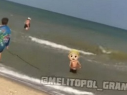В Азовском море женщина купала внука на "поводке". ВИДЕО
