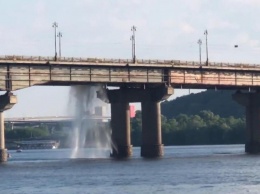 В Киеве на мосту Патона 28 раз устраняли порывы в теплосети