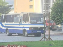 В Луцке неизвестный захватил автобус с 20 заложниками. Слышны выстрелы. Обновляется