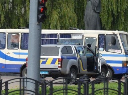 В Луцке террорист захватил автобус с заложниками: мужчина бросил гранату, слышны выстрелы