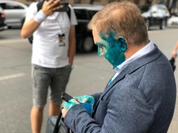 "Глаз вышиб, сука!" - "За суверенную Украину тебе привет". Нардепа Волошина облили зеленкой, тот ударил нападавшего в лицо. Видео