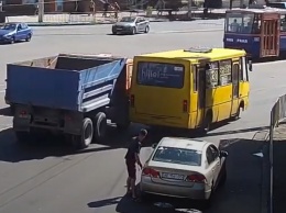 В Днепре грузовик врезался в маршрутку с пассажирами: женщину госпитализировали