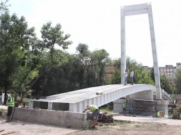 В Кривом Роге уже на 50% построили новый мост в парке Гагарина