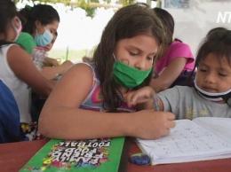 Эквадорский подросток на время карантина открыла школу под деревом