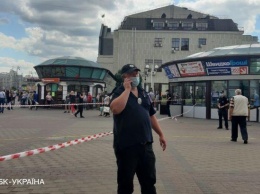 Возле киевского вокзала обнаружен подозрительный чемодан, станцию метро закрыли