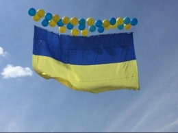 "Враг бил из всего стрелкового": в небо над Донецком запустили флаг Украины