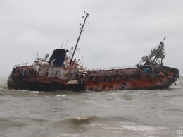 В Одессе после попытки поднять аварийный танкер «Делфи» усилилось вытекание нефтепродуктов в море