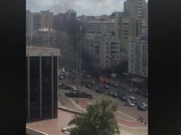 В Киеве опять слышны взрывы: горят два автомобиля. ВИДЕО