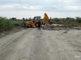 Мужчины с лопатами против трактора: в Лазурном ограничили въезд на дикий пляж